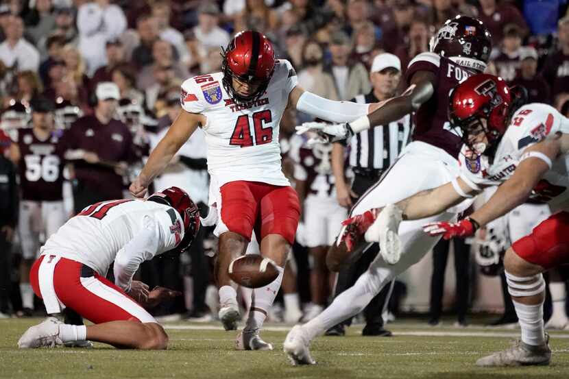 El pateador de Texas Tech, Jonathan Garibay (46), conecta un gol de campo de 31 yardas ante...