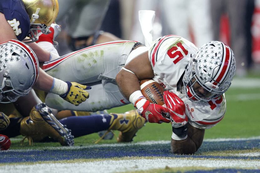 Ohio State running back Ezekiel Elliott (15) scores a touchdown against Notre Dame  during...