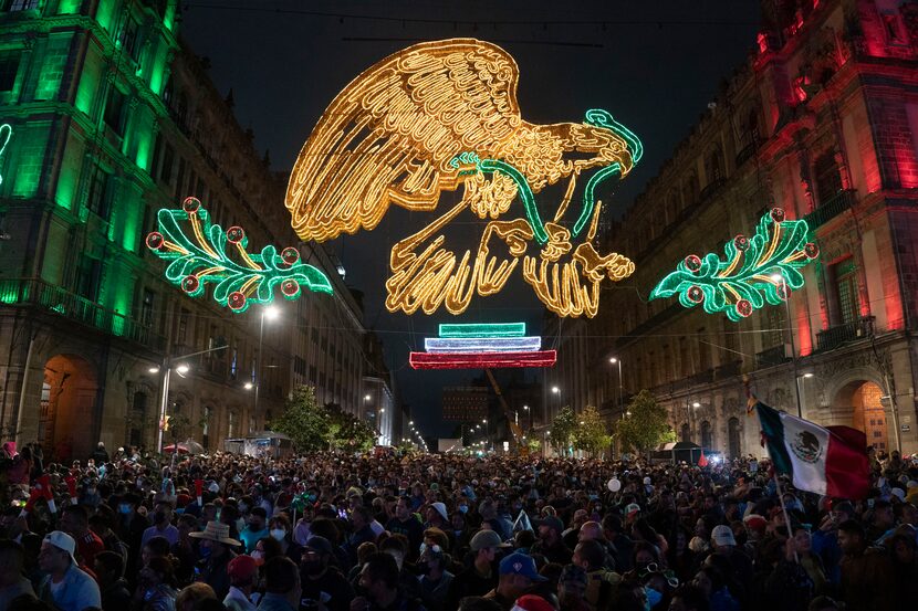 Personas asisten a las celebraciones del Día de la Independencia en el Zócalo de la Ciudad...