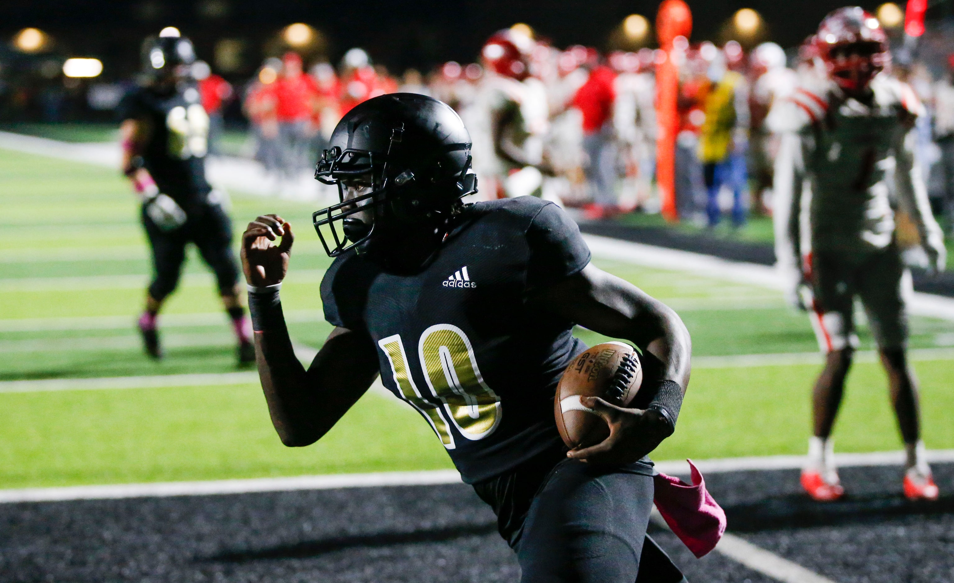 Kaufman senior running back Aundrea Freeman scores a touchdown during the first half of a...