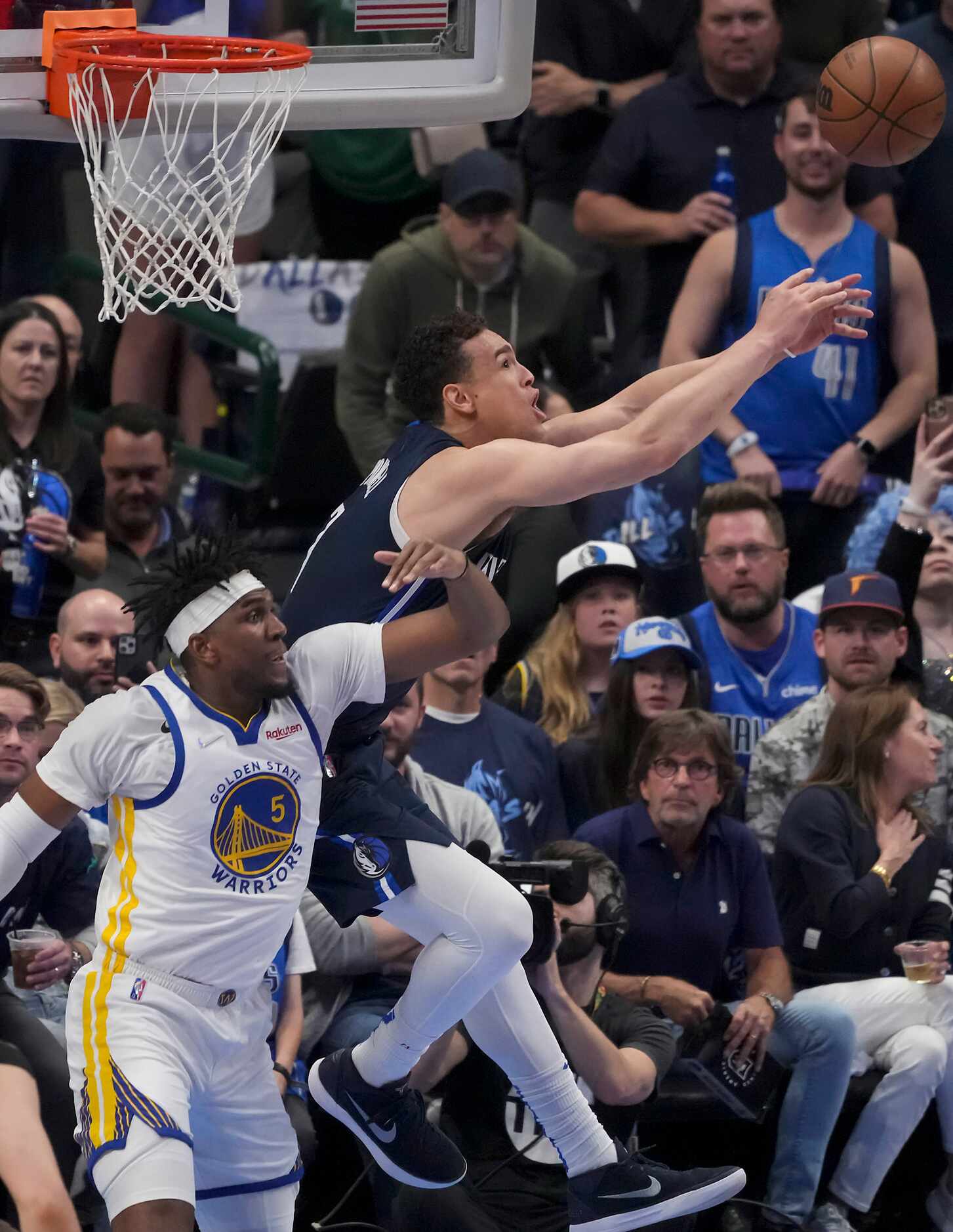 Dallas Mavericks center Dwight Powell (7) fights for a rebound against Golden State Warriors...