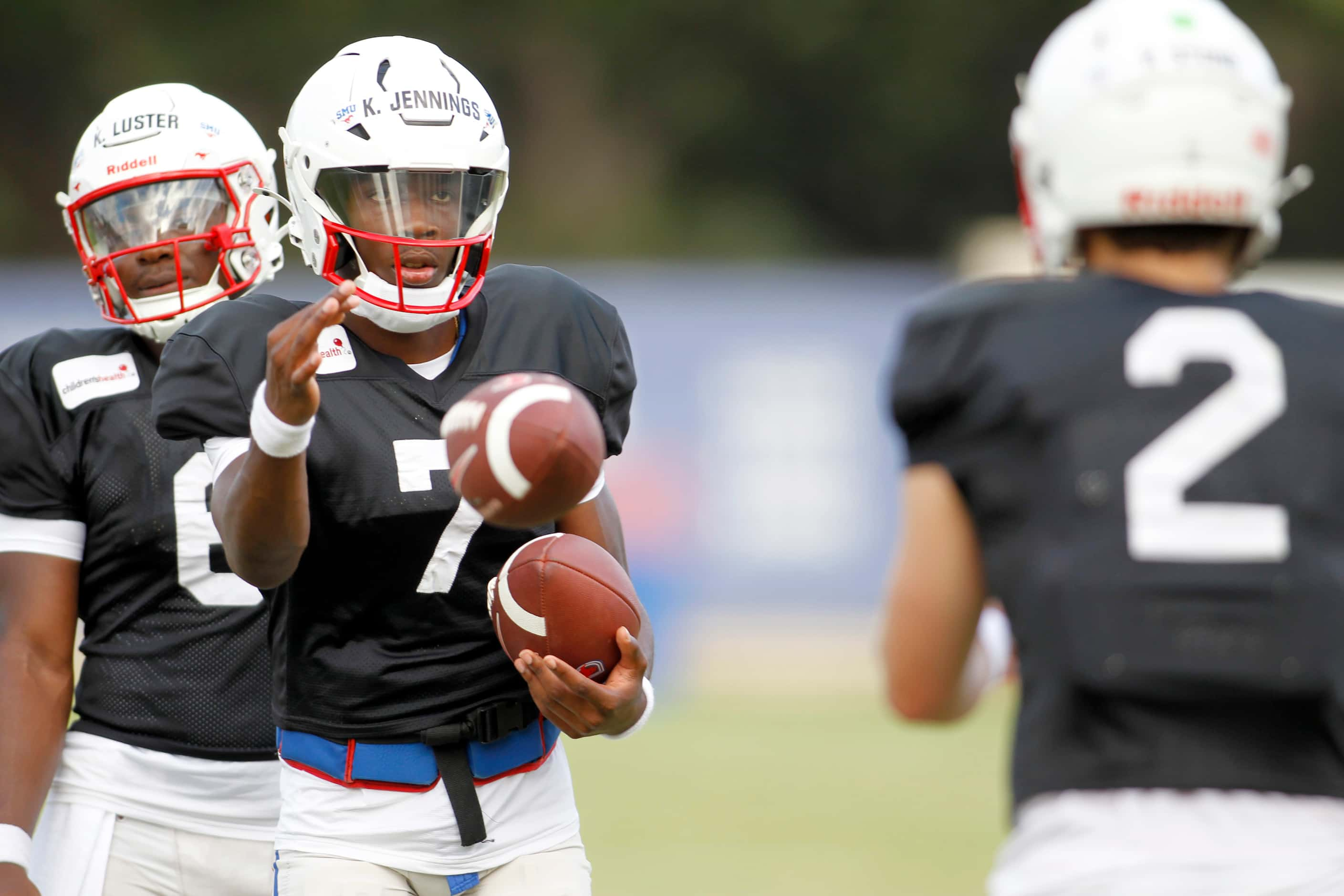 SMU Mustangs back-up quarterback Kevin Jennings (7), a South Oak Cliff product, tosses a...