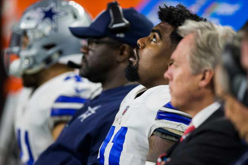 Dallas Cowboys running back Ezekiel Elliott (21) looks up at the scoreboard during the...