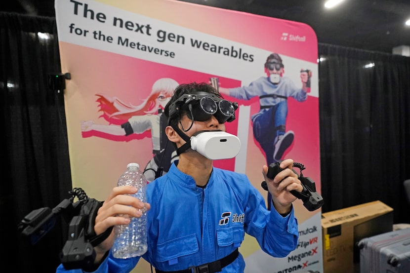 The "mutalk" leakage voice suppression microphone is demonstrated with the Megane X, an...