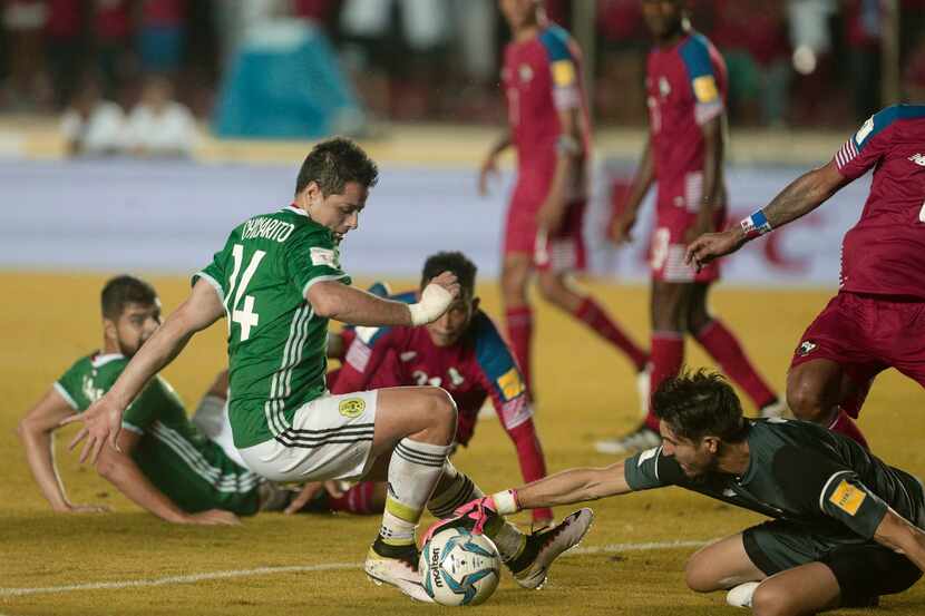 El delantero de México Javier “Chicharito” Hernández trata de anotar gol ante el arco de...