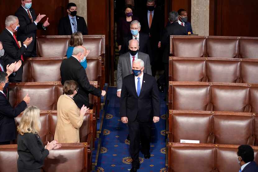 El vicepresidente Mike Pence arribando el miércoles a la cámara del Senado para el conteo...
