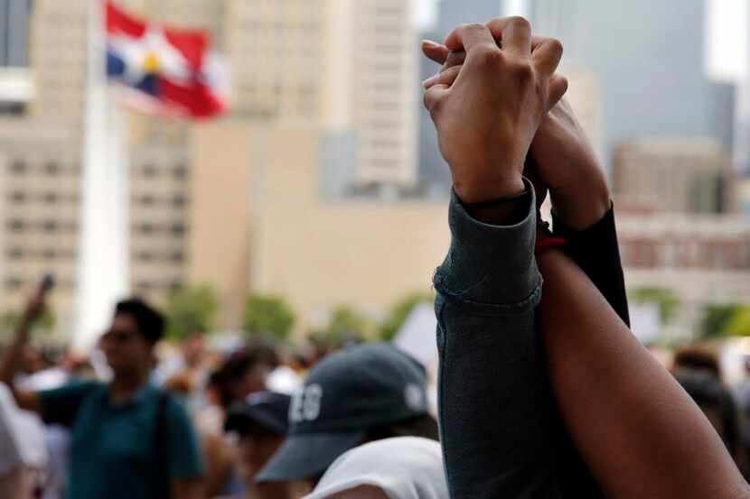 Los separación de familias en la frontera desencadenaron protestas en el centro de Dallas en...