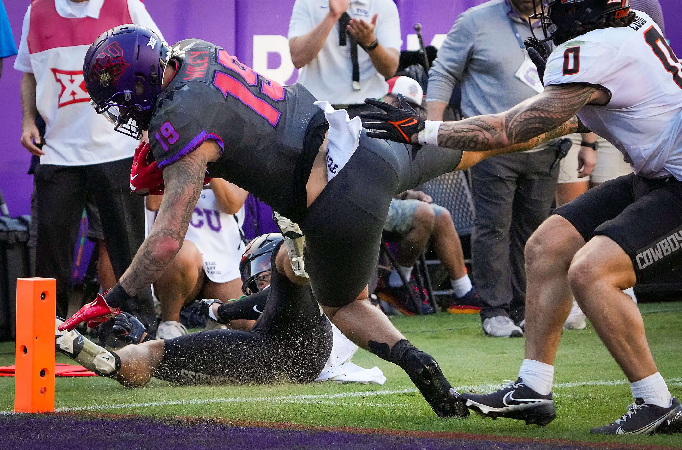 TCU tight end Jared Wiley (19) dives for the pylon to score on a game-tying drive to force...