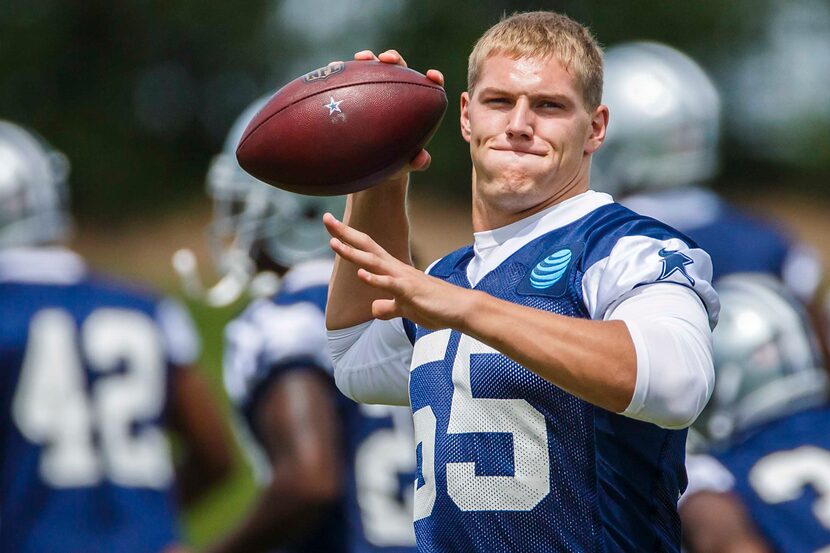 Dallas Cowboys linebacker Leighton Vander Esch tosses a football during the team's minicamp...