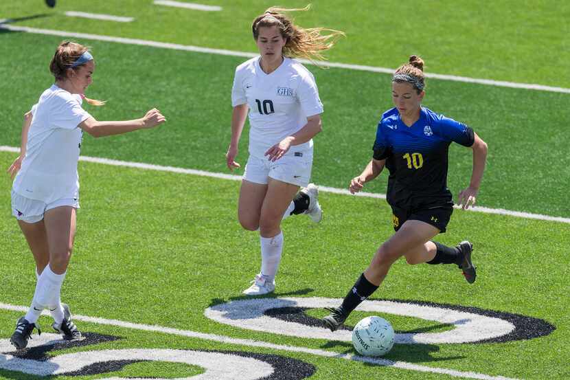 Grapevine's Sidney McGregor (3) and Ashton Wright defend San Antonio Alamo Heights' Dawson...