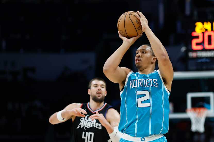 Charlotte Hornets forward Grant Williams (2) shoots in front of Los Angeles Clippers center...