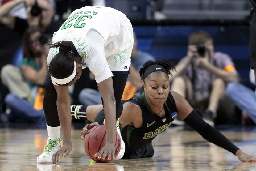 Baylor guard Odyssey Sims scrambles with Notre Dame guard Jewell Loyd (32) for a loose ball...