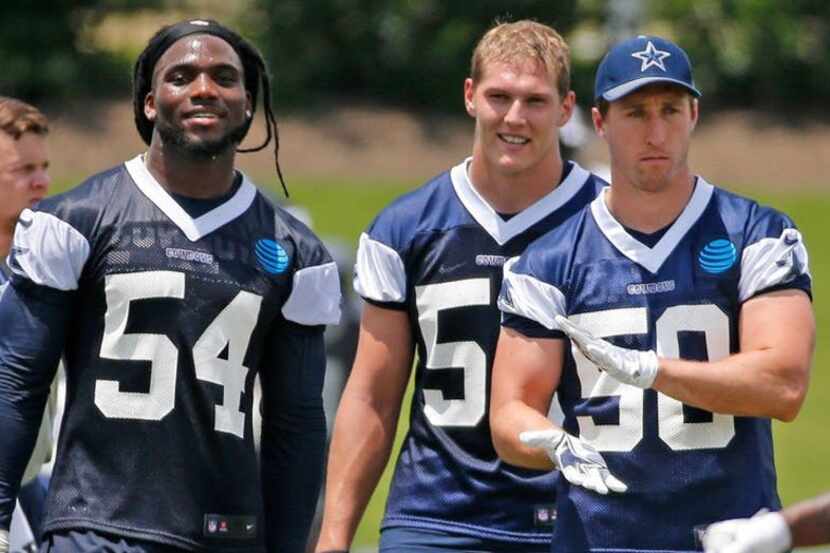 Linebackers de los Dallas Cowboys Jaylon Smith (54), Leighton Vander Esch (55) y Sean Lee...