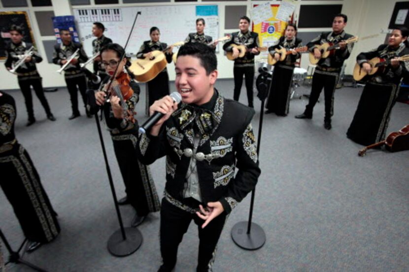 Mario Morales durante un ensayo del Mariachi Sol Azteca.