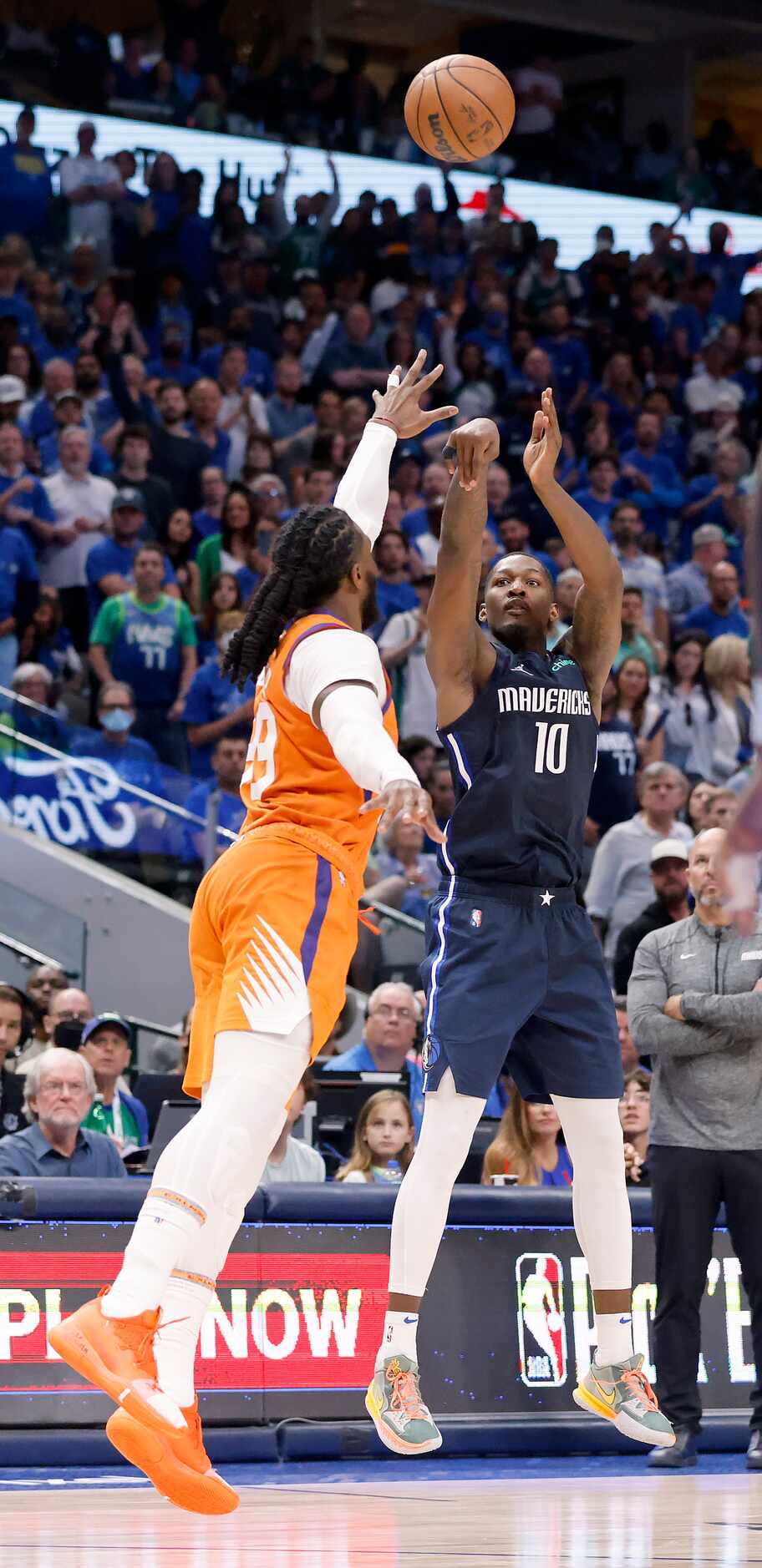 Dallas Mavericks forward Dorian Finney-Smith (10) hits a fourth quarter three-pointer over...