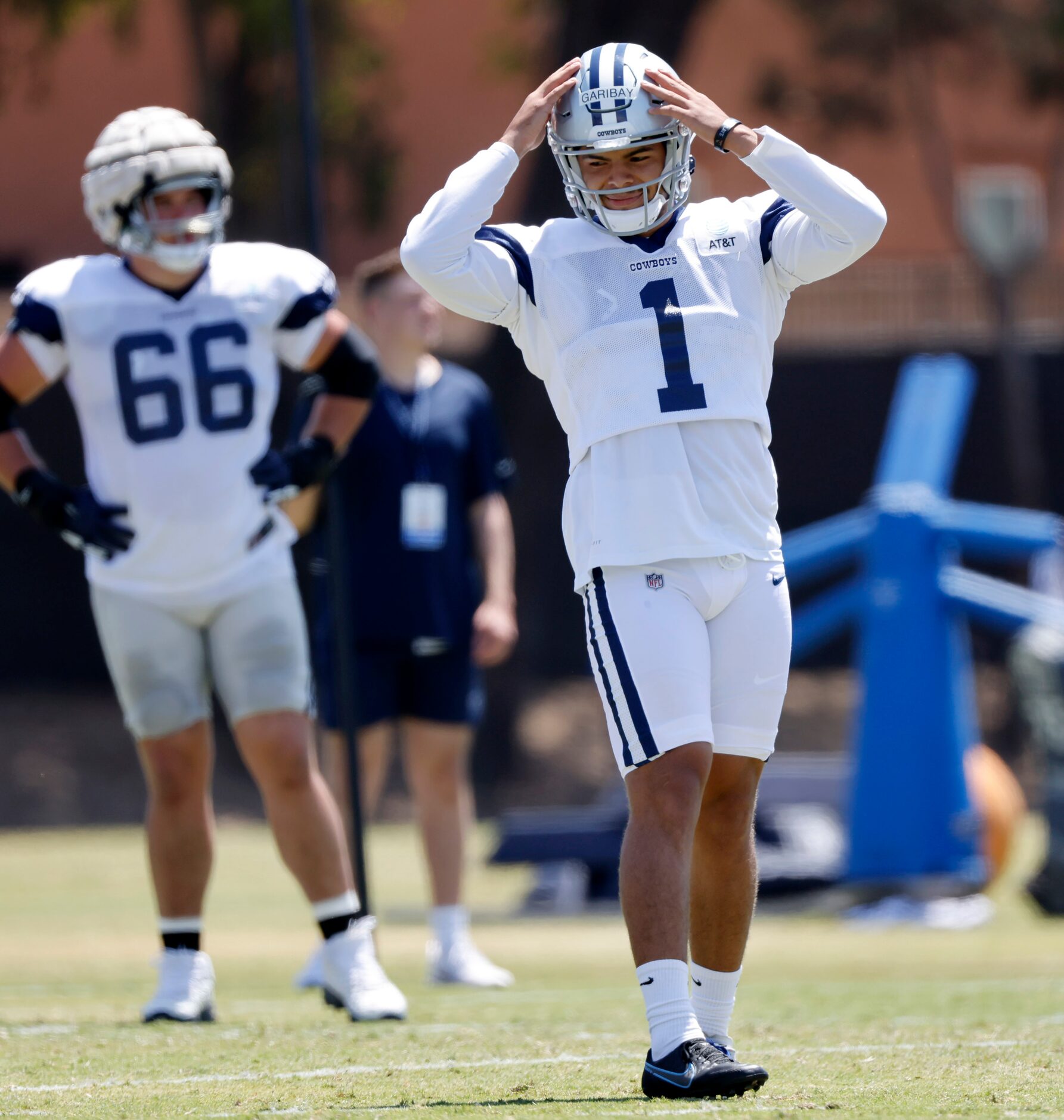 Dallas Cowboys kicker Jonathan Garibay (1) reacts after missing a last second field goal...