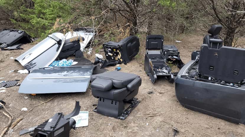 Carros desmantelados fueron hallados en un predio al sur de Oak Cliff.