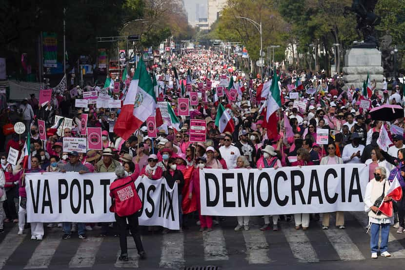 Manifestantes participan en una marcha organizada por organismos ciudadanos que exigen que...