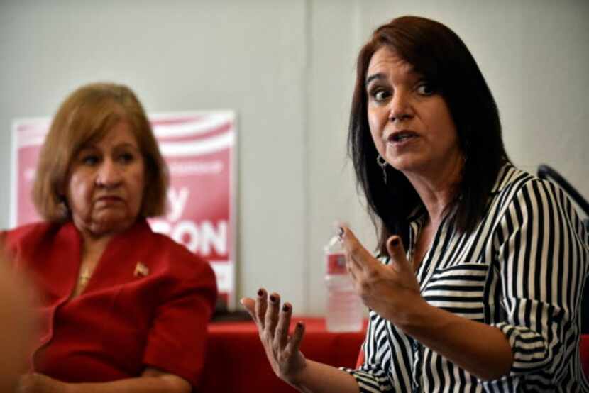 Nancy Richer, derecha, directora de enlace con la comunidad hispana del Partido Republicano...