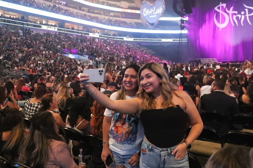 Karol G encendió a sus fans con su gira $trip Love Tour en el American Airlines Center el...