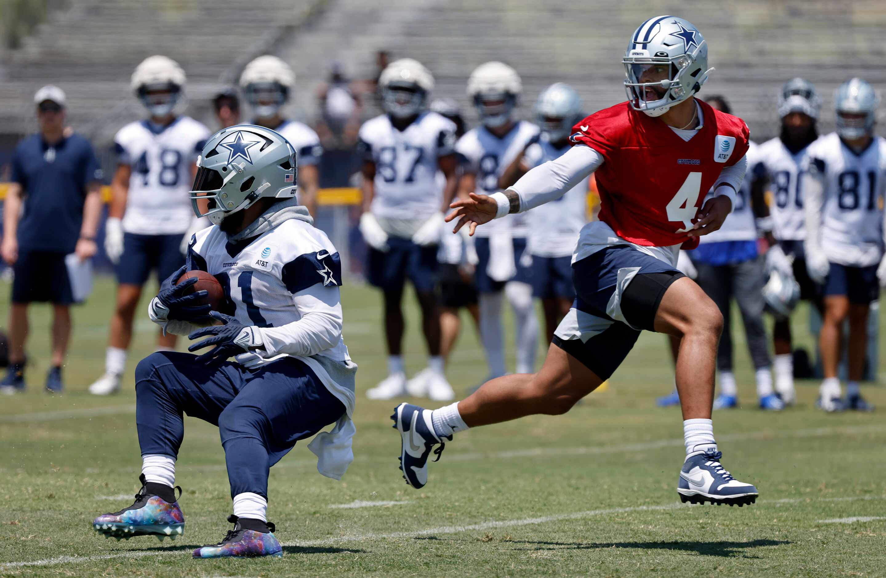 Dallas Cowboys running back Ezekiel Elliott (21) makes a deep cut back to the middle after...