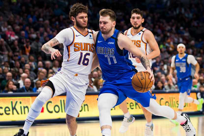 El jugador de los Dallas Mavericks, Luka Doncic (77), conduce el balón en un partido...