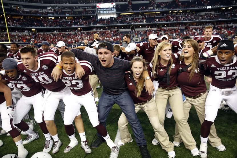 Former Texas A&M Aggies quarterback Johnny Manziel joins the players in the Aggie War Hymm...