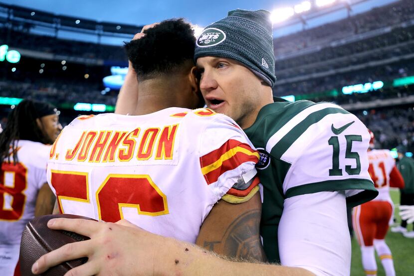 EAST RUTHERFORD, NJ - DECEMBER 03:  Josh McCown #15 of the New York Jets and Derrick Johnson...