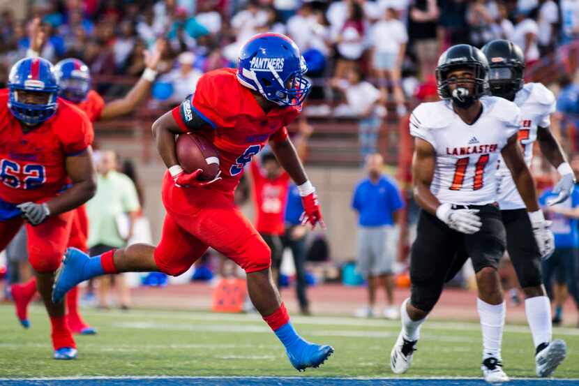 Duncanville running back Trysten Smith (9) runs the ball to the end zone for a touchdown...