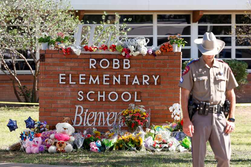 En la entrada de la Escuela Primaria Robb de Uvalde posan peluches y flores en honor a las...