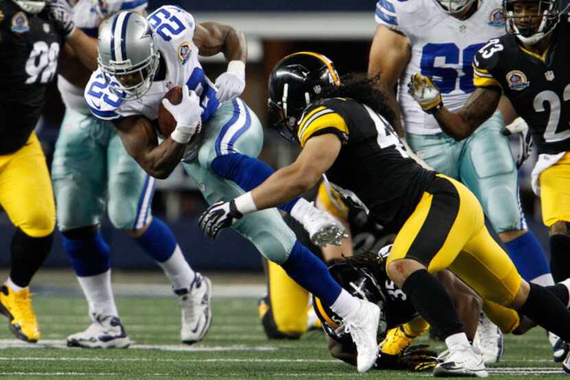 Dallas Cowboys running back DeMarco Murray (29) slips through Pittsburgh Steelers' tackles...