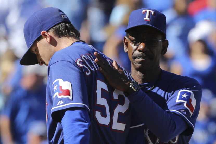 KANSAS CITY, MO - SEPTEMBER 22:  Manager Ron Washington #38 of the Texas Rangers gives a pat...