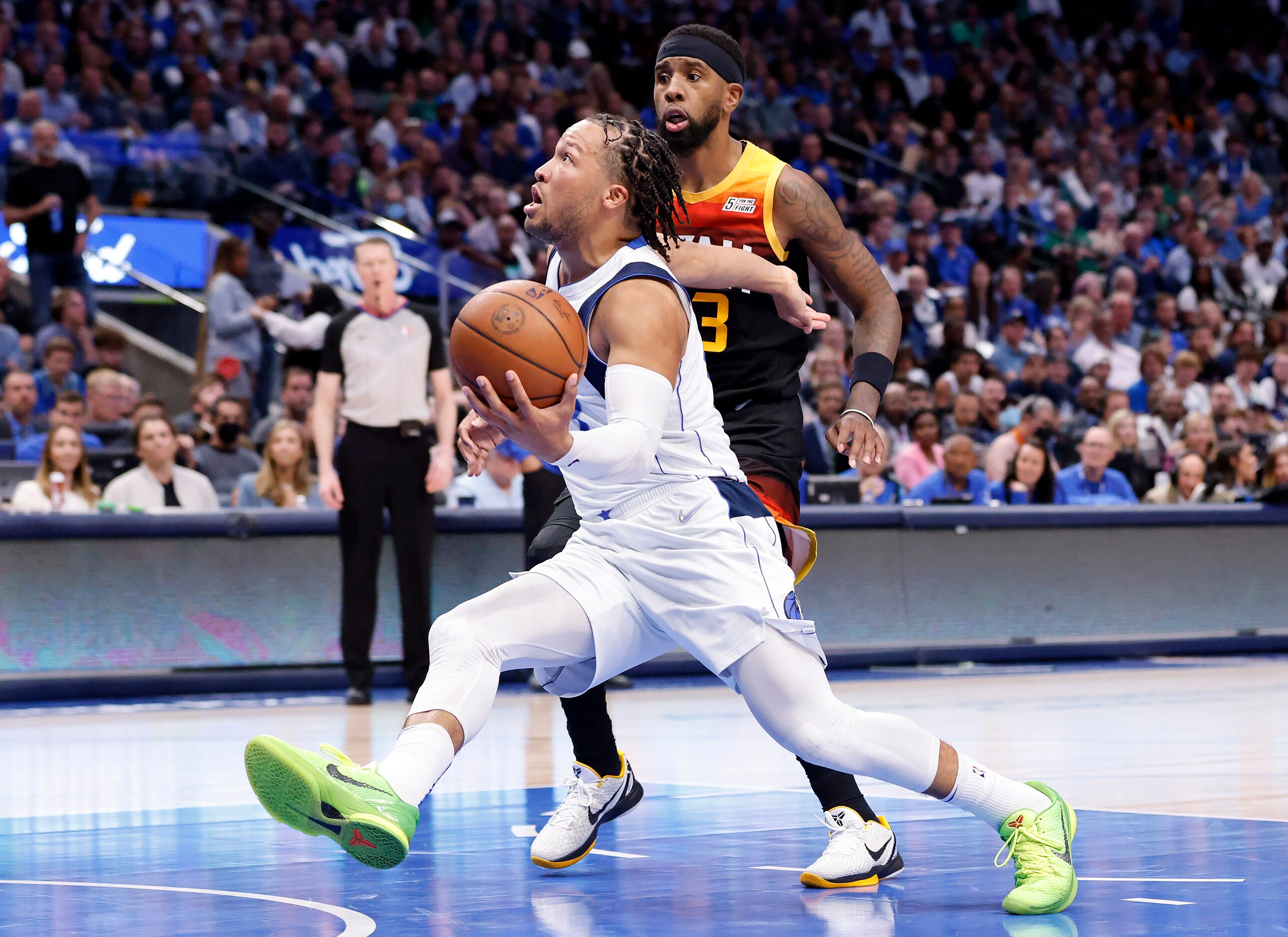 Dallas Mavericks guard Jalen Brunson (13) drives the lane for a third quarter layup against...