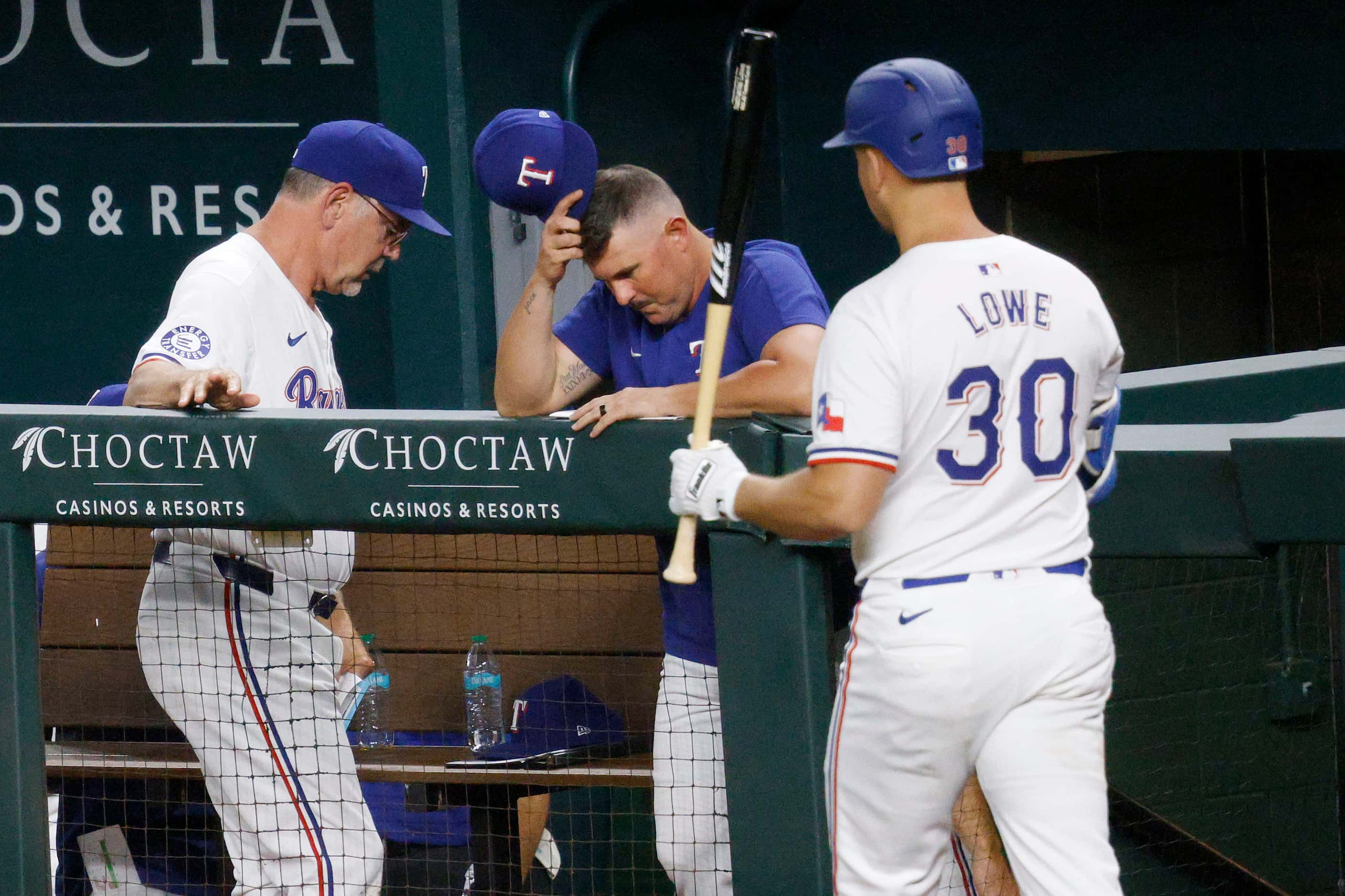 Texas Rangers manager Bruce Bochy (15), left, and Texas Rangers first base Nathaniel Lowe...