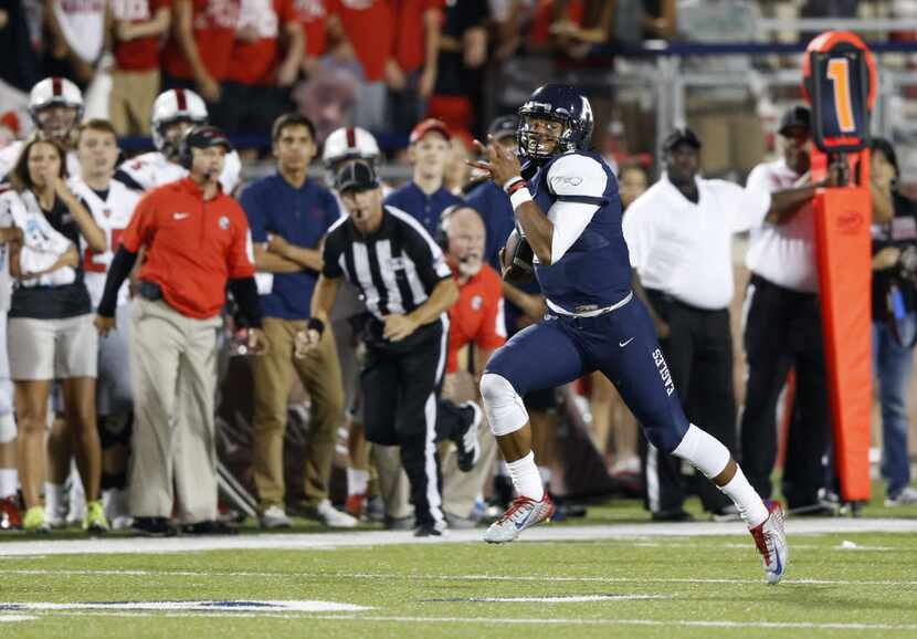 Allen's Seth Green (7) rushes for a 75 yard touchdown  in a game against Flower Mound Marcus...