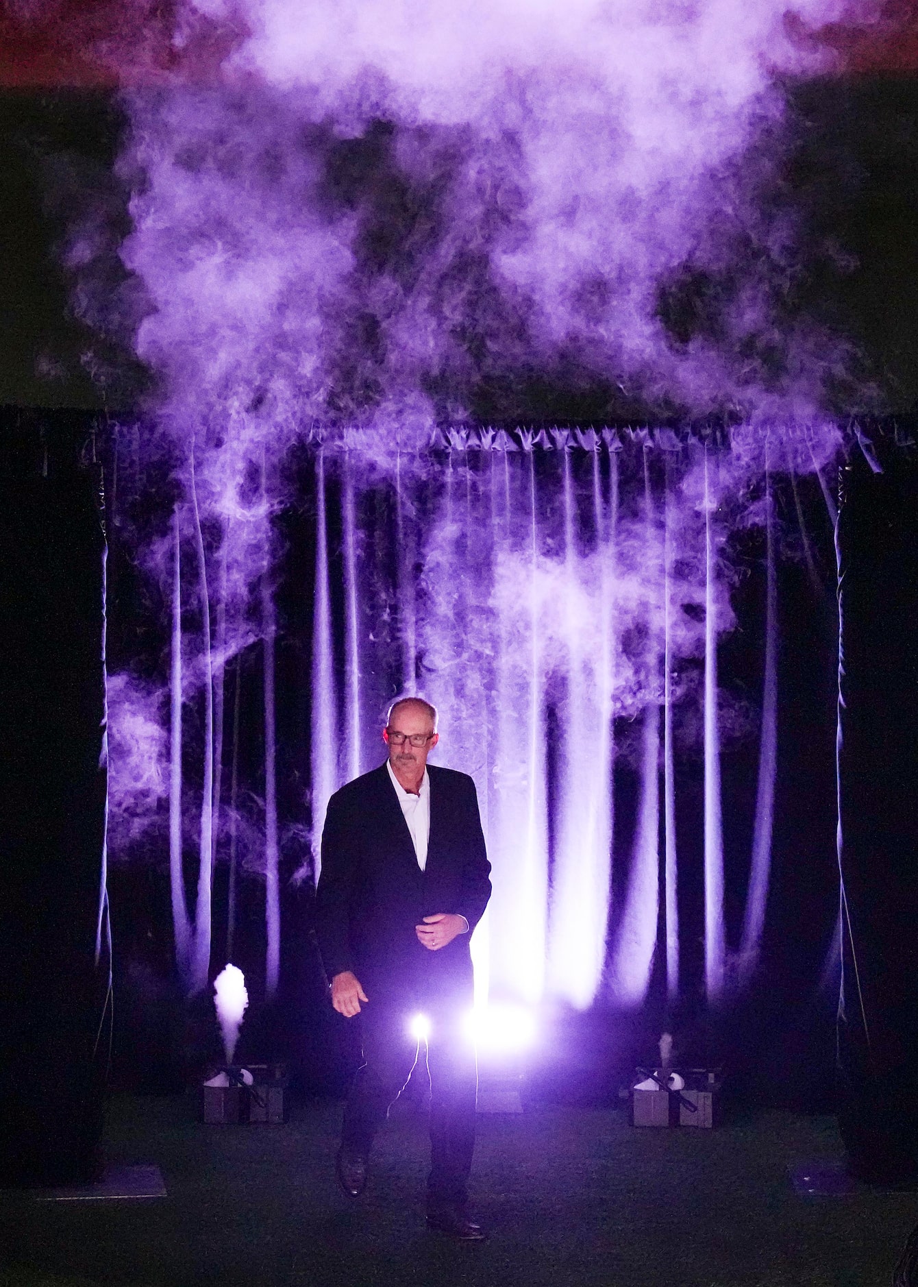 Texas Rangers pitching coach Mike Maddux walks the red carpet as he is introduced during the...