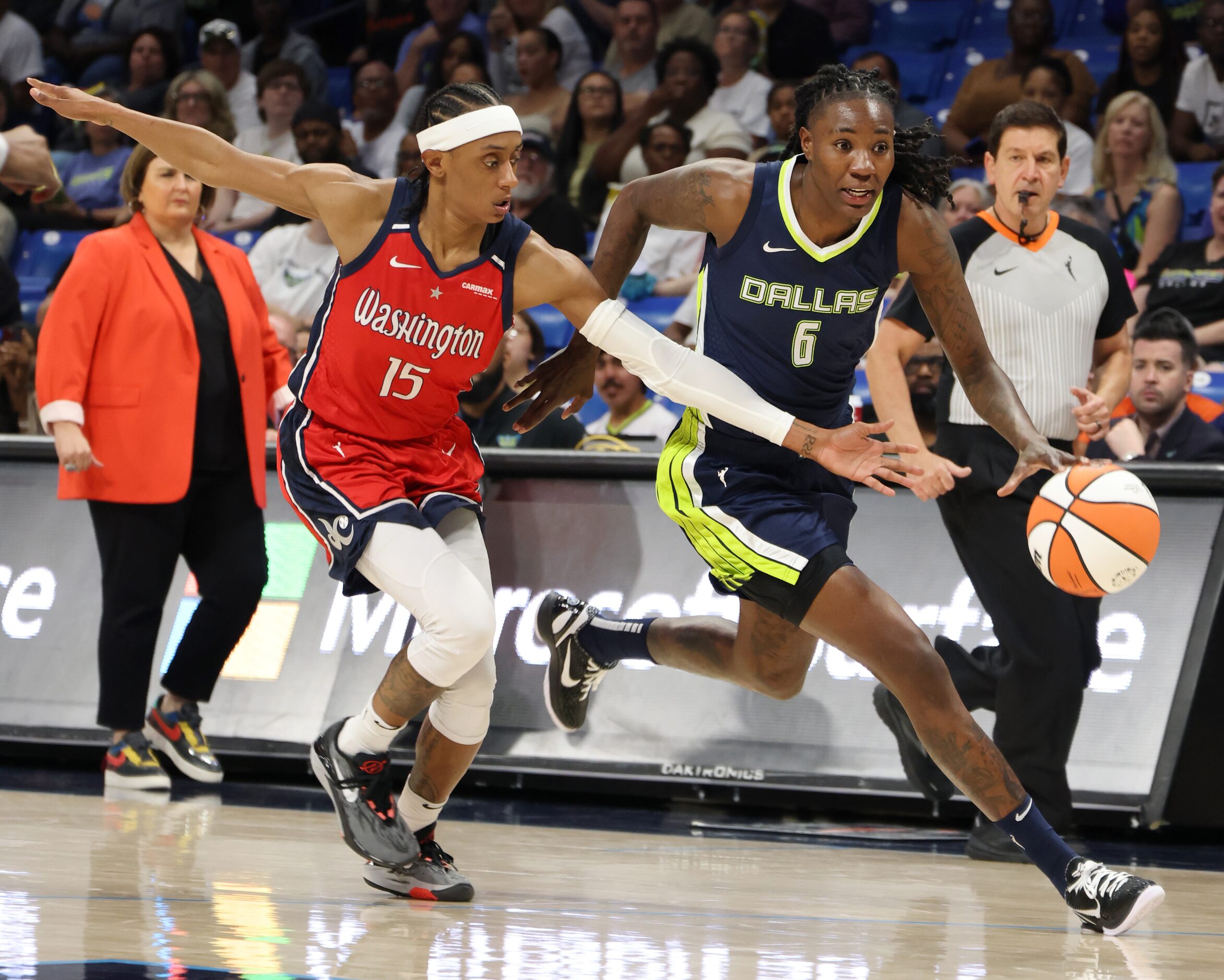 Dallas Wings forward Natasha Howard (6), right, races to the basket on a fast break as...