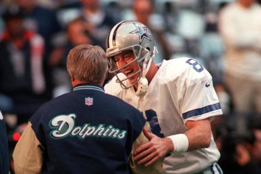 ORG XMIT: S129550BC 11-25-99.. (right) Dallas Cowboys' Troy Aikman, #8, talks with Miami...