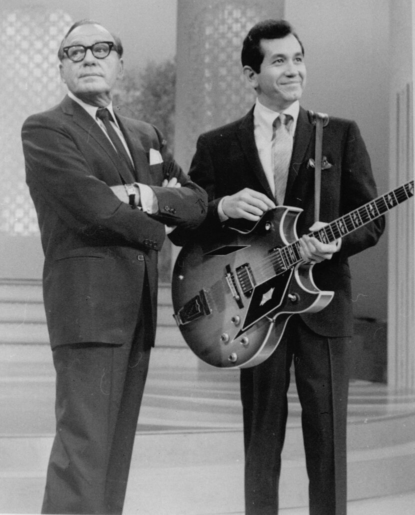 El comediante Jack Benny funto a Trini López en 1966. AP