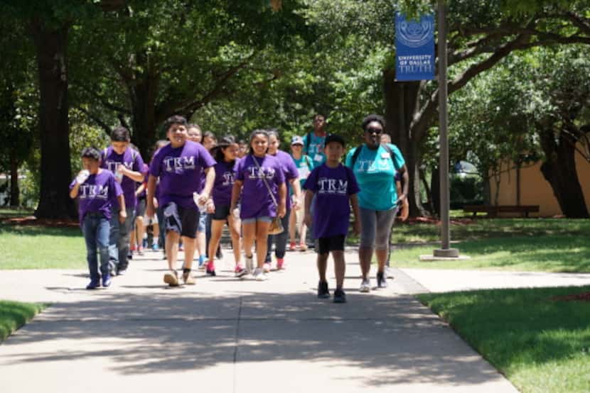 Estudiantes de Trinity River Mission durante un paseo en la Universidad de Dallas en Irving....
