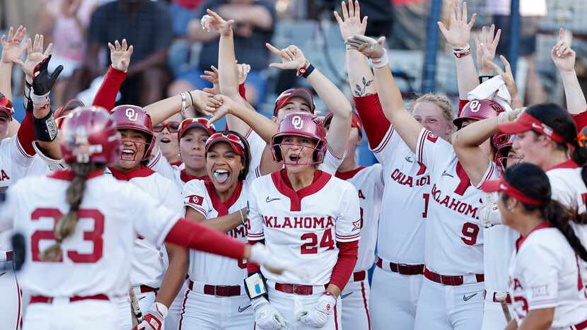 Oklahoma slugs way to win over Texas, one win away from 4th straight national title