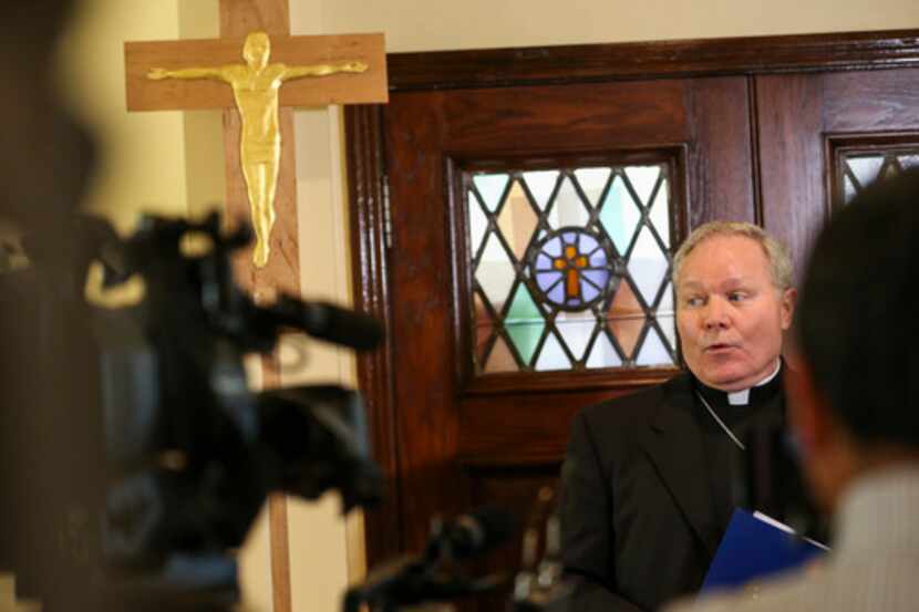 El obispo de Dallas, Edward J. Burns, habla con miembros de la prensa luego de una redada en...