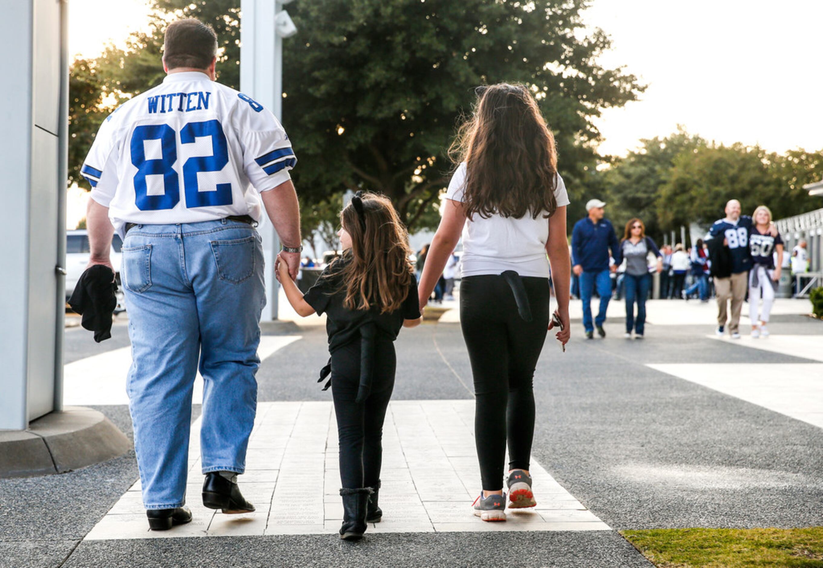 Cowboys-Vikings pregame photos: Jaylon Smith reps 'Hot Boyz' black cat shirt,  Ezekiel Elliott mirrors Dak Prescott in warmups