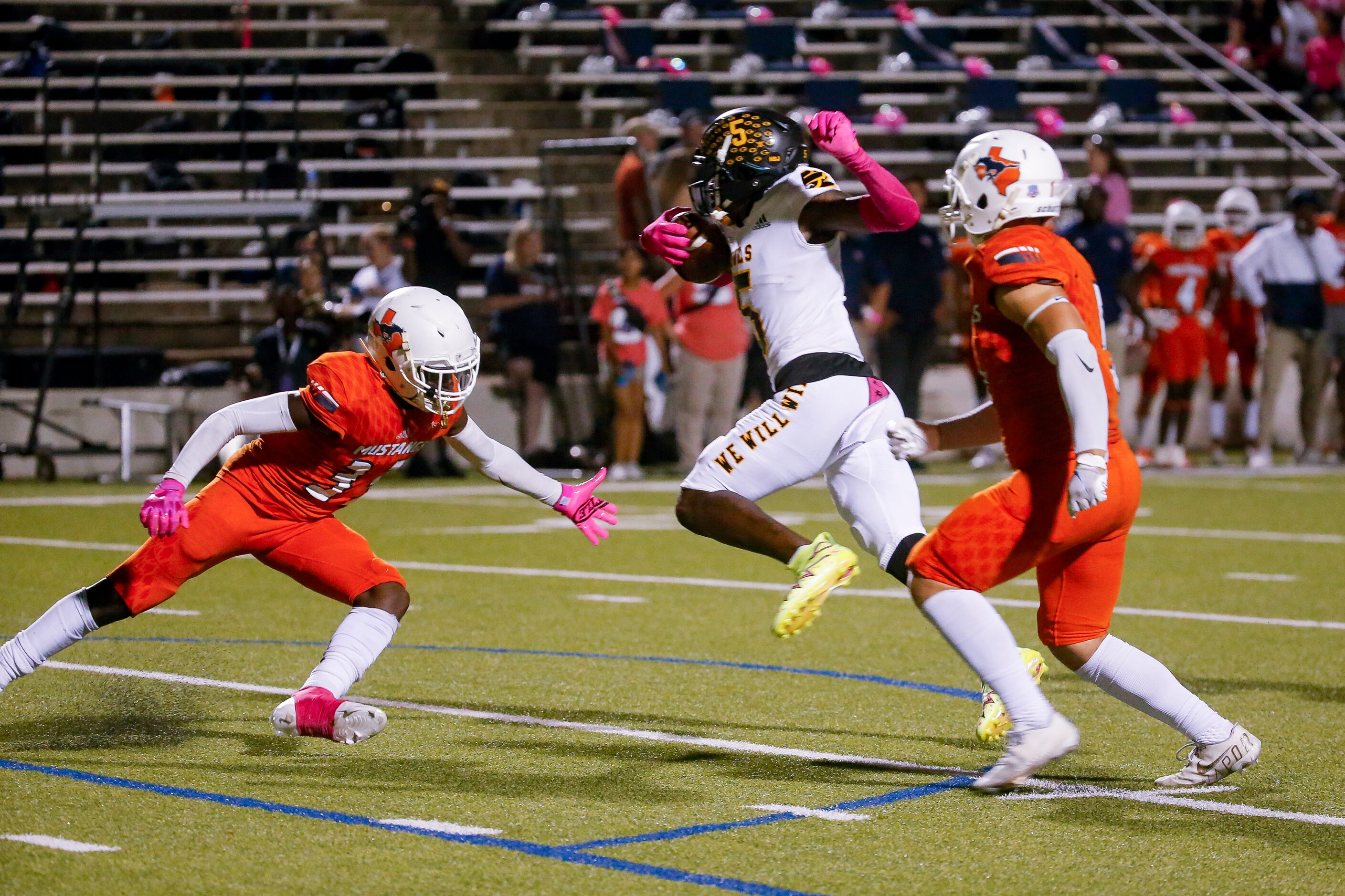 Garlands’s WR Jordan Hudson (5) evades the Sachse defense for a touchdown during the second...