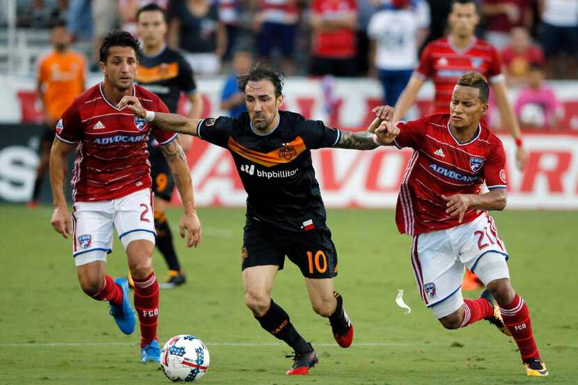 Houston Dynamo forward Vicente Sanchez (10) attempts to gain control of the ball in front of...