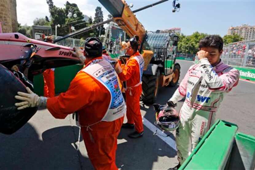 El mexicano Sergio Pérez, piloto de Force India, se lleva una mano al rostro, junto al...