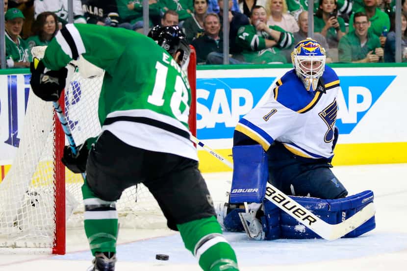 Dallas Stars right wing Patrick Eaves (18) shoots and scores on St. Louis Blues goalie Brian...