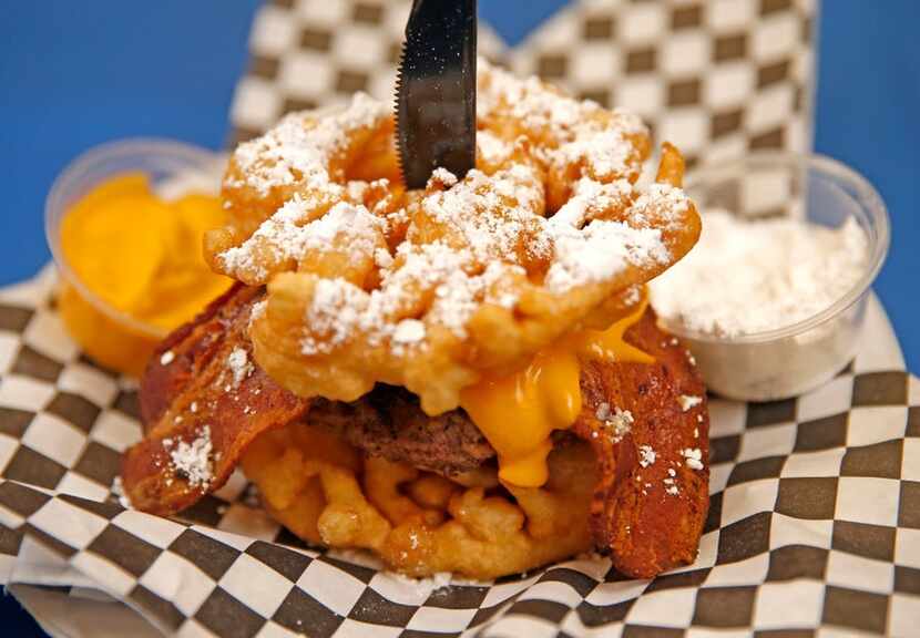 Funnel Cake Bacon Queso Burger. Es un funnel cake (o sea pastel frito) que sirve de pan para...