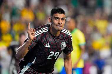 El delantero de México, Guillermo Martínez, celebra el gol que anotó contra Brasil en el...