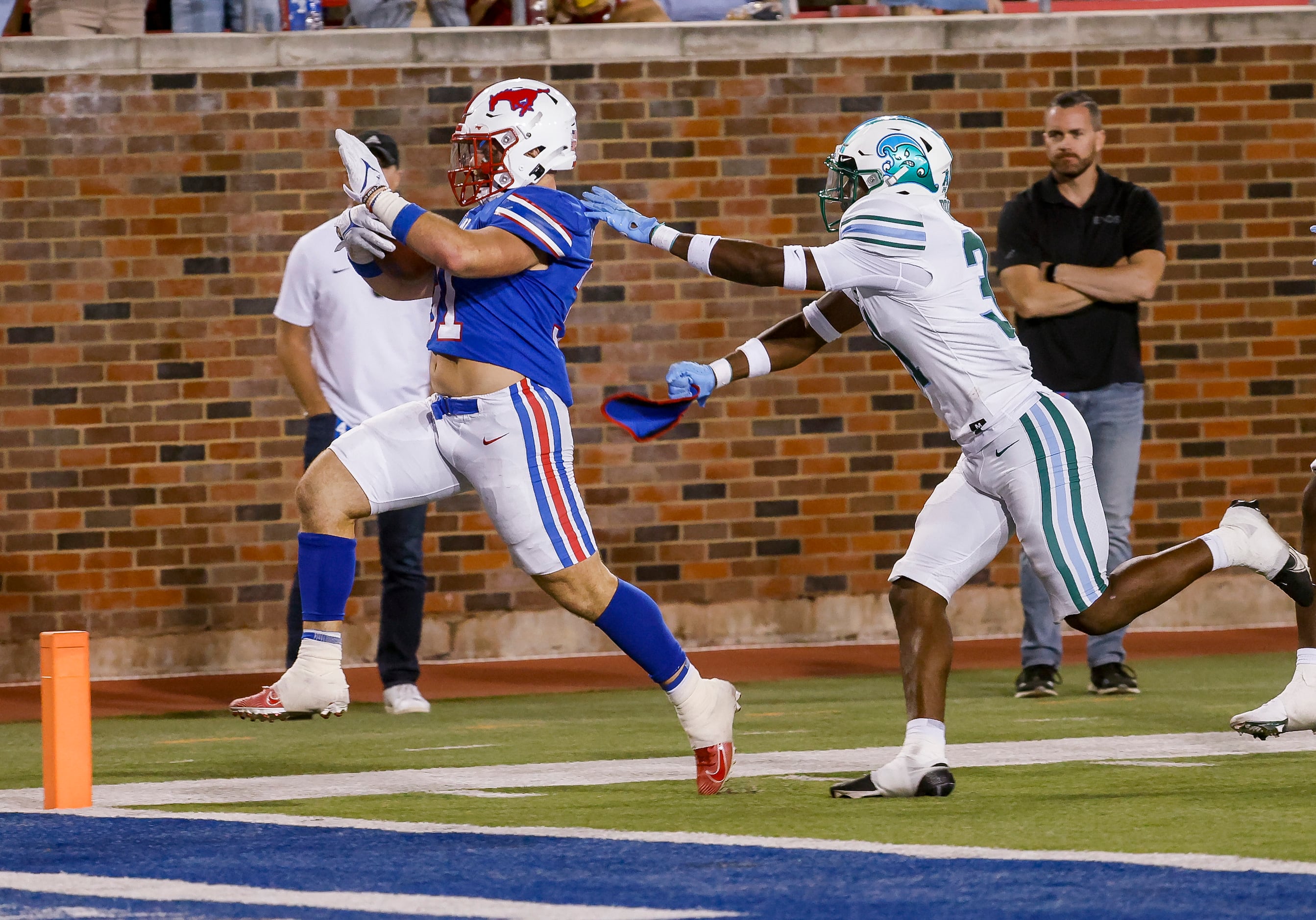 Southern Methodist Mustangs running back Tyler Lavine (31) outruns Tulane Green Wave safety...